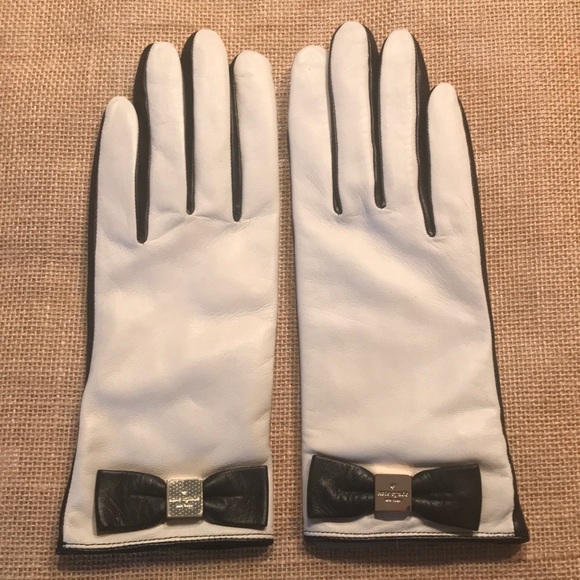 kate spade Accessories - Kate Spade Bow Tech Gloves kate spade Accessories - Kate Spade Bow Tech Gloves